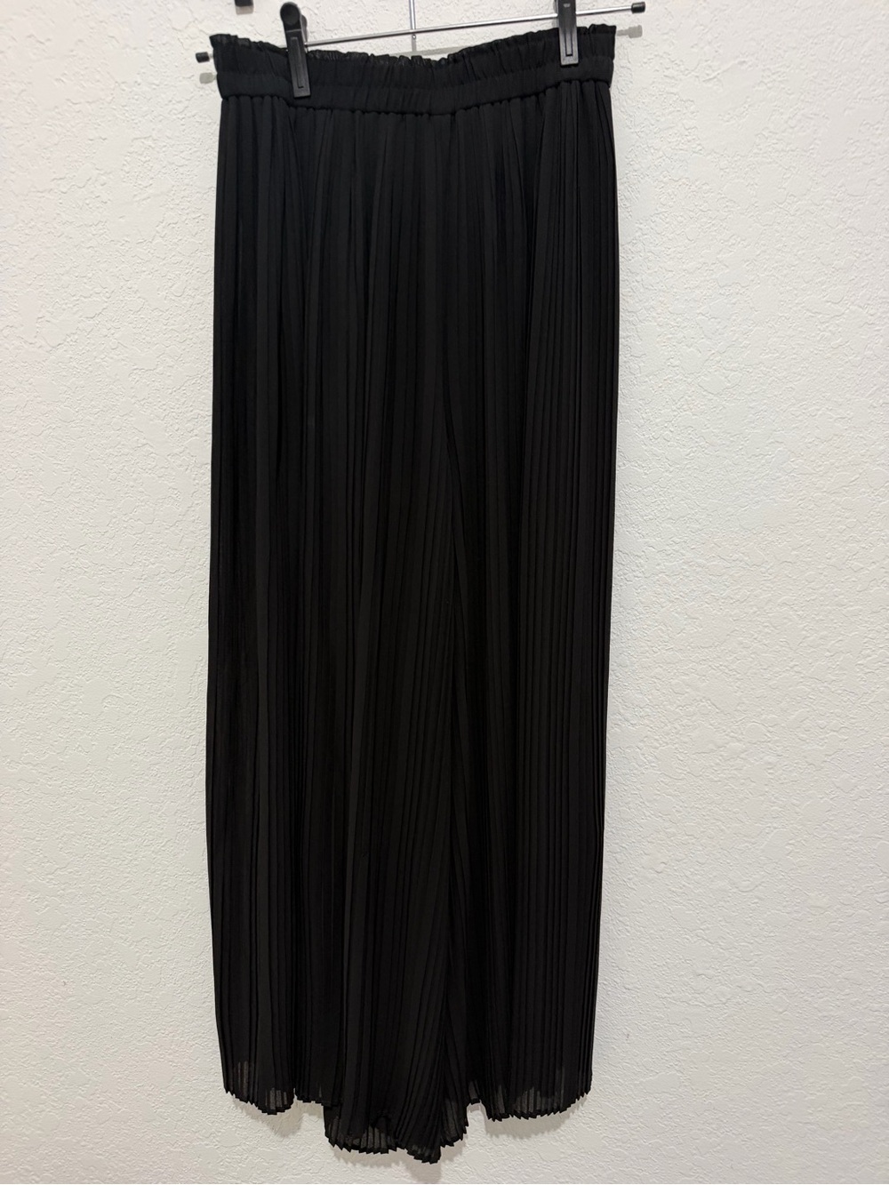 Uniqlo Black Pleated Wide-Leg Pants with Elastic Waistband – Size S